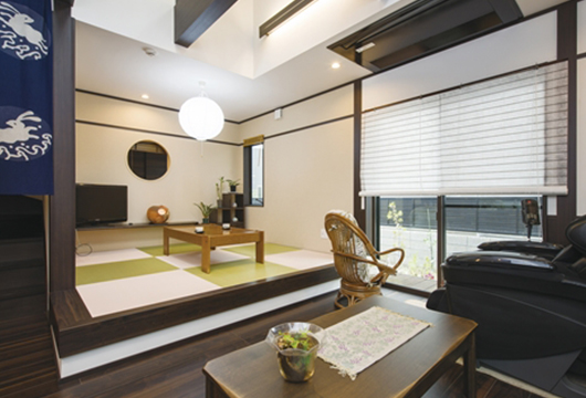 吹き抜けに梁、大きな丸提灯。「夢が叶った！」古民家風。