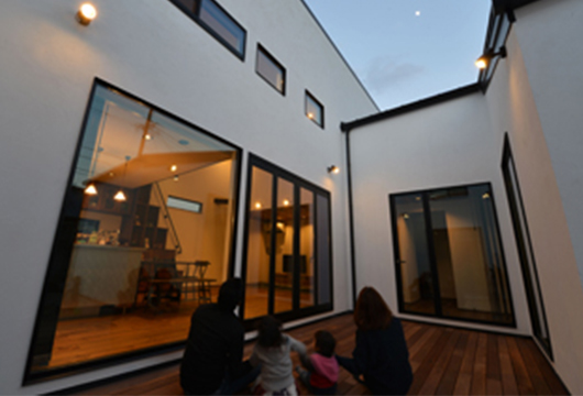 ウッドデッキを囲む暮らしやすい平屋建