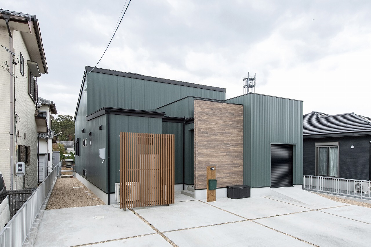 ガレージとロフト付き勾配天井のある平屋 三重県の一戸建て 不動産 サンクスホームの次世代空間の家 住宅情報