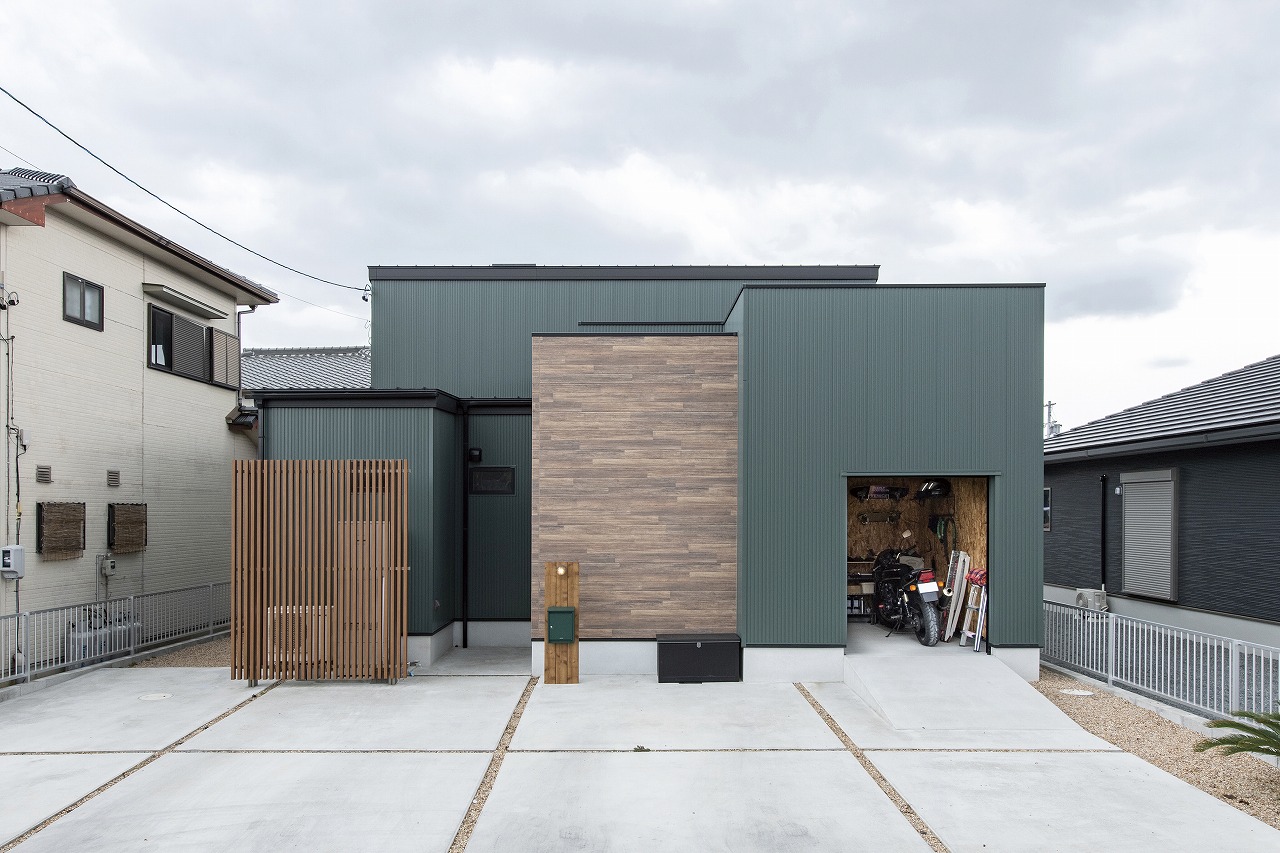 ガレージとロフト付き勾配天井のある平屋 三重県の一戸建て 不動産 サンクスホームの次世代空間の家 住宅情報