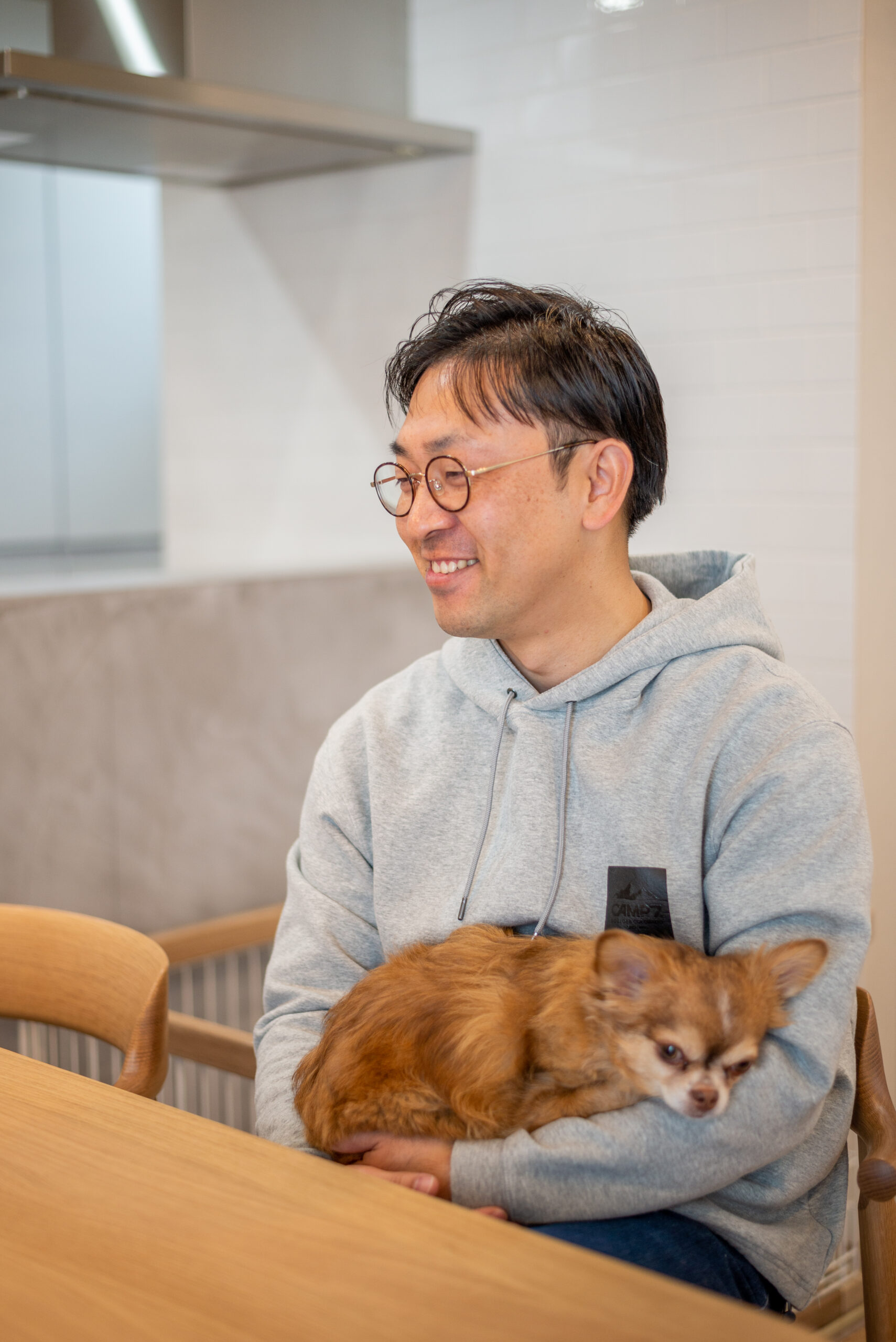 犬を抱いている男性

中程度の精度で自動的に生成された説明